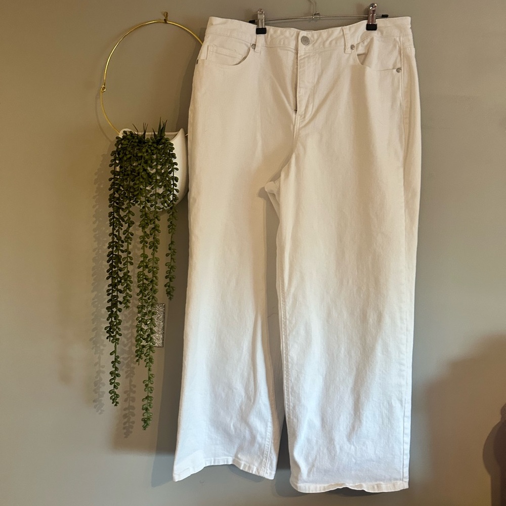 💟 White wide leg Jeans size 18